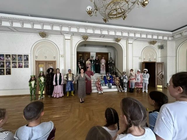 «Там, на неведомых дорожках...»